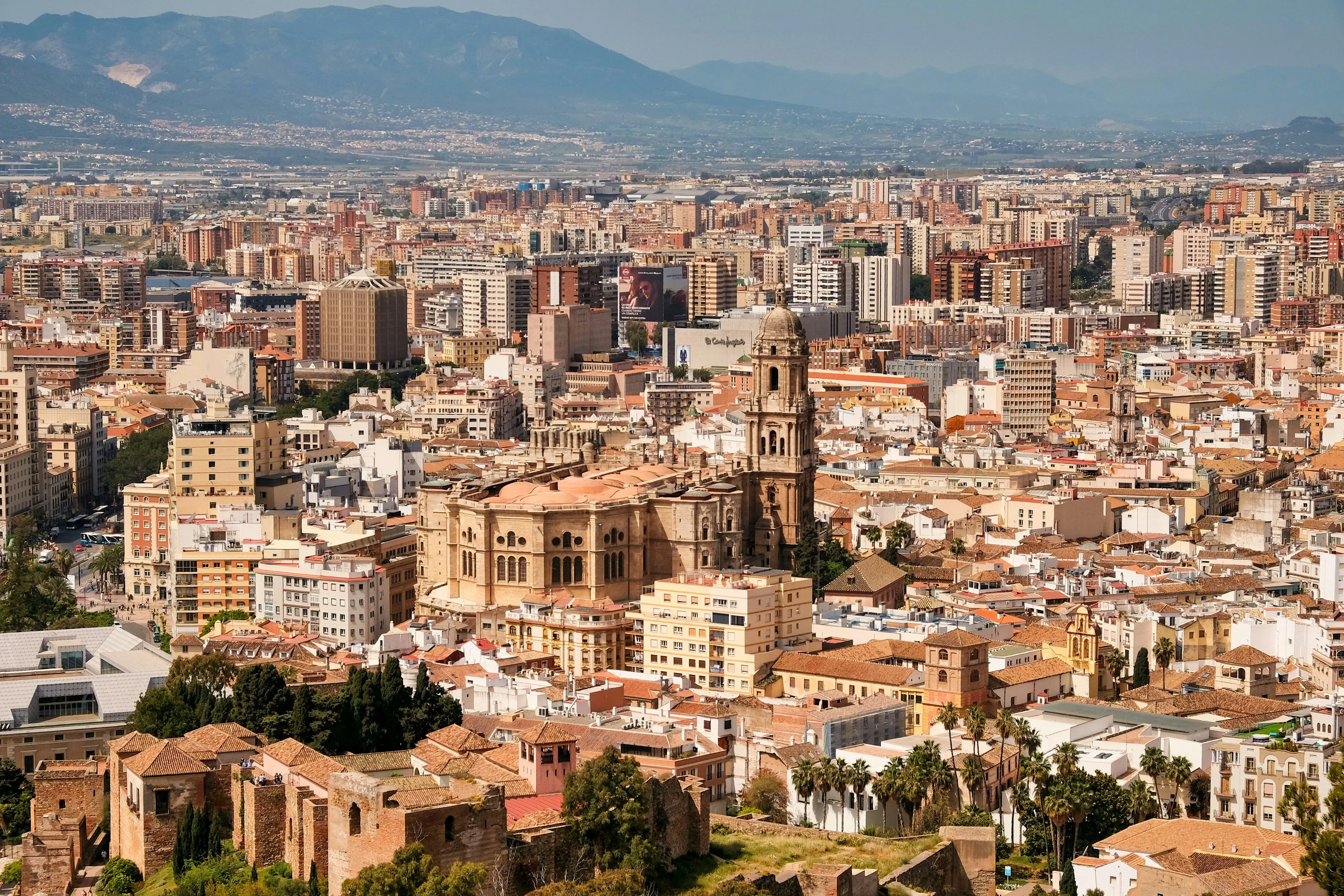 Vista panorámica del puerto de Málaga con edificios residenciales