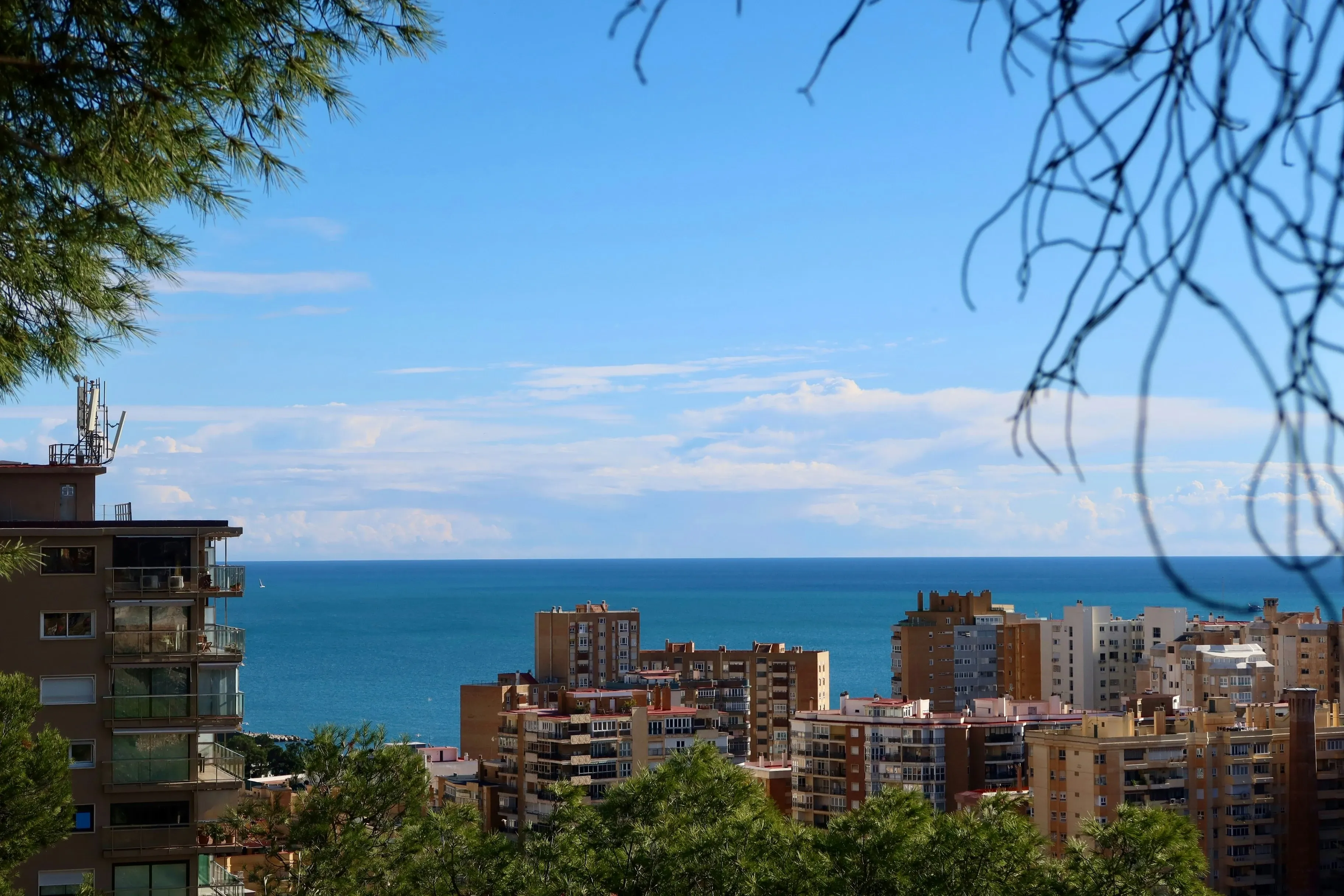 Vista panorámica del puerto de Málaga con edificios residenciales