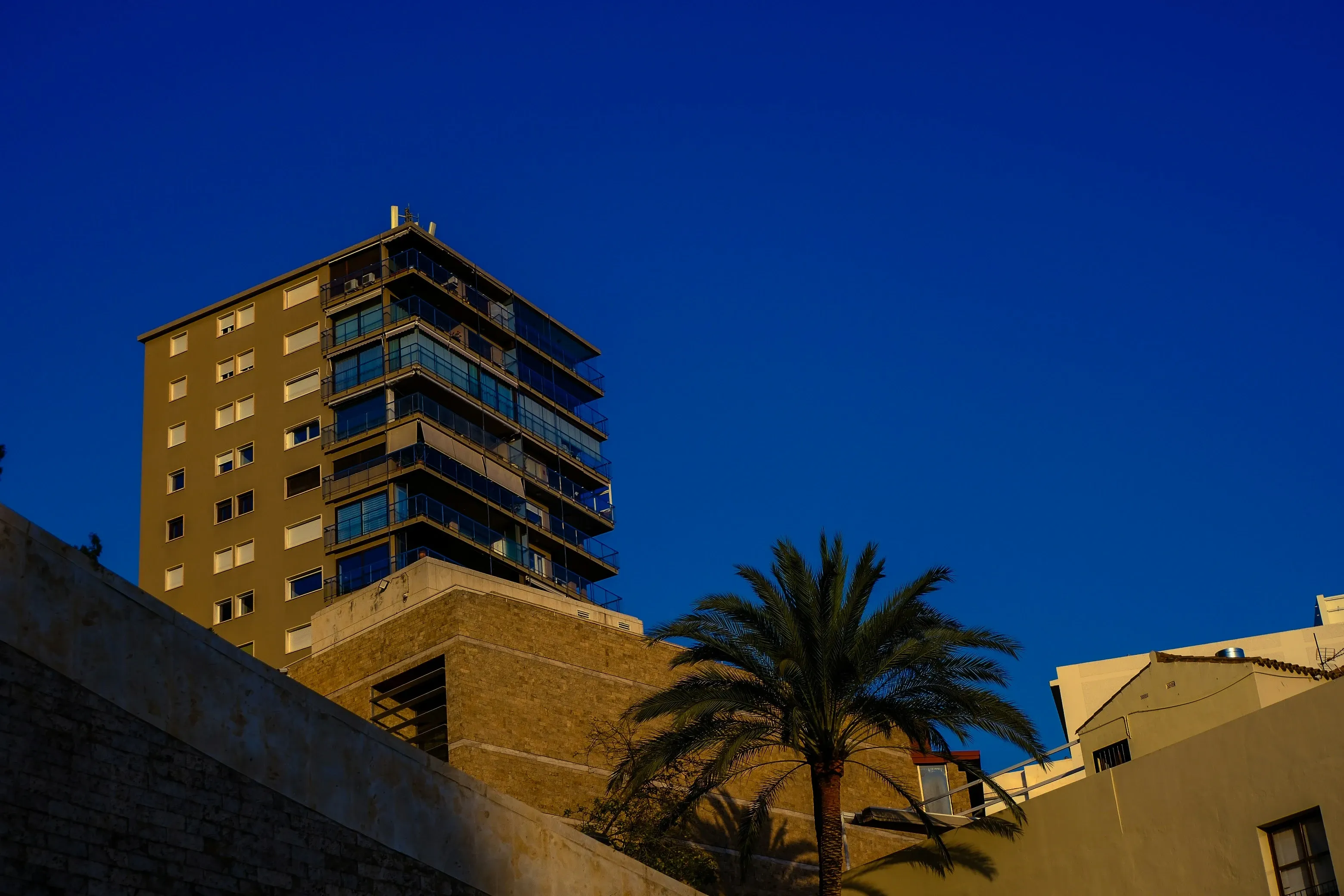 Vista panorámica del puerto de Málaga con edificios residenciales